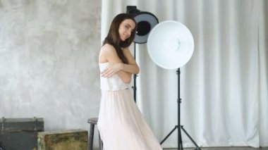 Profesyonel moda model poz ve kameraya bakıyor. Kadın göstermek pozlar ve duygular