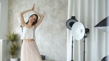 Profesyonel moda model poz ve kameraya bakıyor. Kadın göstermek pozlar ve duygular
