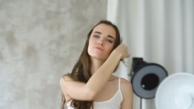 Profesyonel moda model poz ve kameraya bakıyor. Kadın Haritayı pozlar ve duygular portre