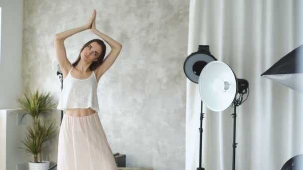 Modelo de moda profissional posando e olhando para a câmera. Mulher mostra poses e emoções — Vídeo de Stock