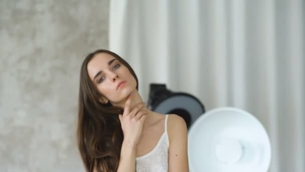 Modelo de moda profissional posando e olhando para a câmera. Mulher mostra poses e emoções close-up — Vídeo de Stock