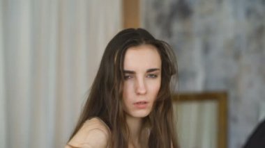 Profesyonel moda model poz ve kameraya bakıyor. Kadın Haritayı pozlar ve duygular portre