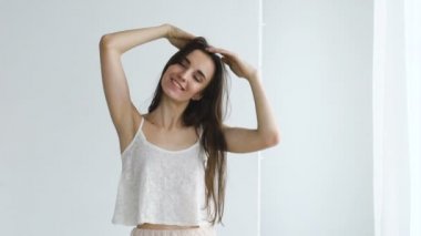Kamera ve smililng içine Slowmotion güzel seksi kız poz. Studio modeli testleri