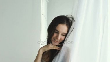Slowmotion güzel seksi kız poz fotoğraf makinesi ve pencere yakınındaki smililng