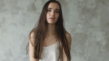 Kamera ve smililng içine Slowmotion güzel seksi kız poz. Studio modeli testleri