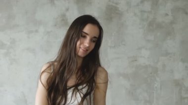 Kamera ve smililng içine Slowmotion güzel seksi kız poz. Studio modeli testleri