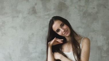 Kamera ve smililng içine Slowmotion güzel seksi kız poz. Studio modeli testleri