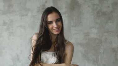 Kamera ve smililng içine Slowmotion güzel seksi kız poz. Studio modeli testleri