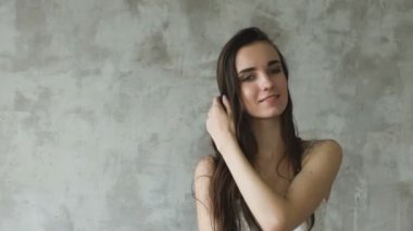 Kamera ve smililng içine Slowmotion güzel seksi kız poz. Studio modeli testleri