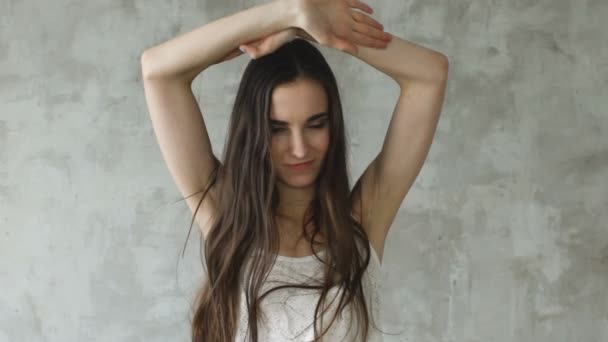 Slowmotion bela menina sexy pose na câmera, sorrindo e dançando closeup — Vídeo de Stock