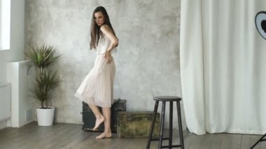Kamera ve smililng içine Slowmotion güzel seksi kız poz. Studio modeli testleri