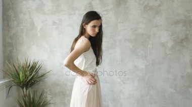 Slowmotion güzel seksi kızı kameraya poz. Studio modeli testleri
