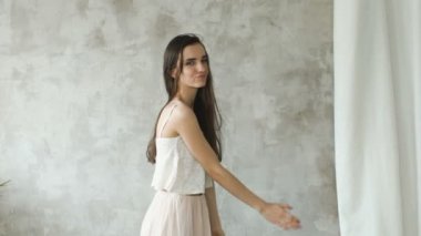 Slowmotion güzel seksi kız poz kameraya gülümseyen ve dans