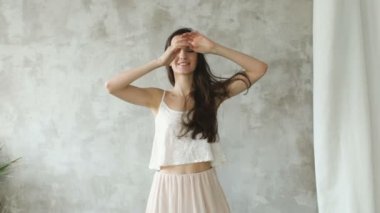 Kamera ve smililng içine Slowmotion güzel seksi kız poz. Studio modeli testleri