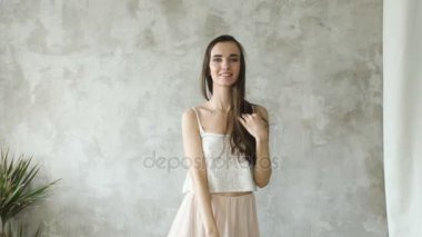 Kamera ve smililng içine Slowmotion güzel seksi kız poz. Studio modeli testleri
