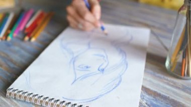 Genç kadın sanatçı resim gözleri üstünde kağıt defter kalem portre ile