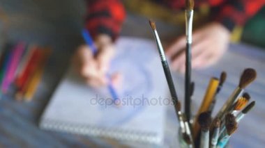 Genç kadın sanatçı resim gözleri üstünde kağıt defter kalem portre ile