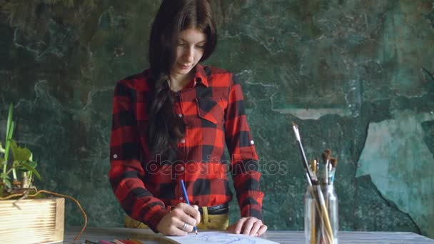 Young woman artist painting scetch on paper notebook with pencil — Stock Video