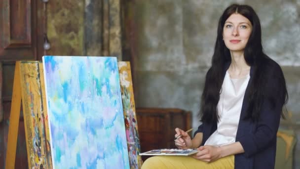 Jeune femme artiste dessiner pictrure avec des peintures à l'aquarelle et sourire dans la caméra — Video