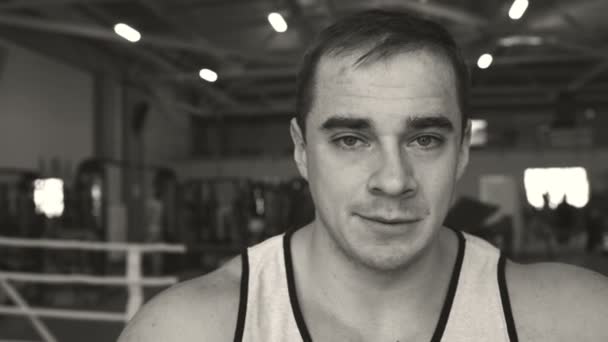 Jeune homme sur le ring de boxe. Un sportif regardant la caméra. Portrait noir et blanc — Video
