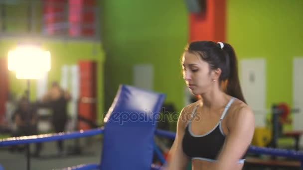 Mladá žena školení předzápasová rozcvička v boxerském ringu. — Stock video