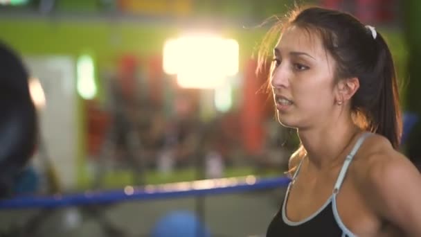 Mujer joven boxeadora entrenando pre-partido de calentamiento en el ring de boxeo con su entrenador — Vídeos de Stock