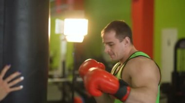 Kum torbasına pratik genç boksör adam