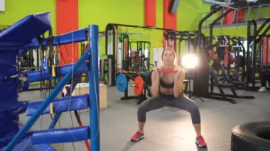 Fitnest Club egzersiz yaparak güçlü esmer kadın
