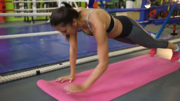 Mujer morena fuerte haciendo ejercicio en el club más apto — Vídeos de Stock