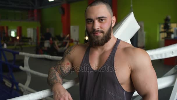 运动型帅哥微笑和伪装成相机在健身俱乐部 — 图库视频影像