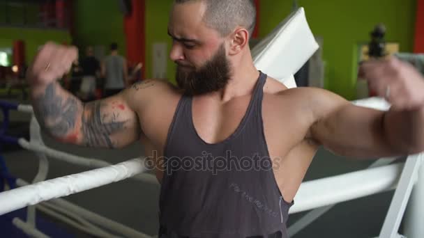 Bonito homem desportivo sorriso e posando para a câmera no clube de fitness — Vídeo de Stock