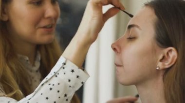 Genç makyöz yapan bir kız için önemli bir olay önce kaşları closeup güzel makyaj
