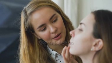 Genç makyöz yapan bir kız yüzü daha önce önemli bir olay için güzel makyaj