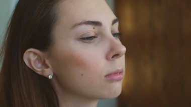 Genç makyöz, ağır çekim yapan bir kız güzel makyaj closeup önce önemli bir olay