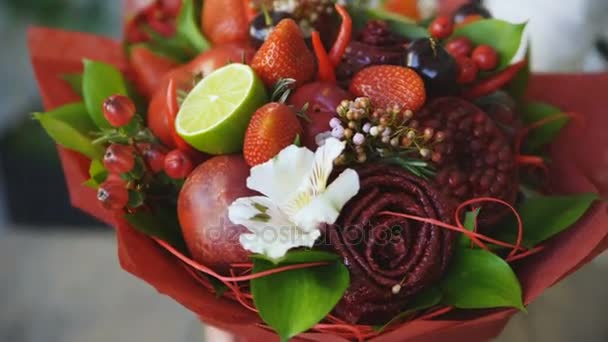 Donna bouquet rotante di frutta: lime, fragola, melograno, marshmallow, mela — Video Stock