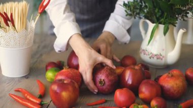 Taze meyve ve sebzeleri pişirmeden önce ahşap masa hazırlanması üzerinde koyarak kadın Şef