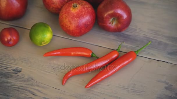 Frutas frescas se encuentra en la mesa de wodden: manzana, granada, chile, lima, ciruela en la cocina del chef — Vídeo de stock