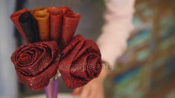 制作棉花糖的水果和蔬菜的束鲜花的花店厨师女人 — 图库视频影像