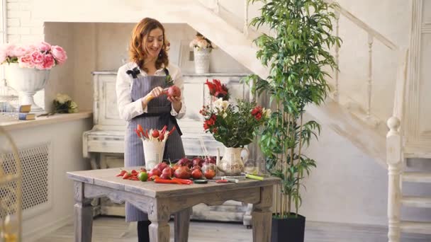Szakács nő és előkészítése a gyümölcs és zöldség gyümölcs csokor és mosolyogva beszél virágüzlet — Stock videók