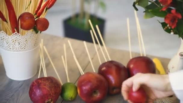 Küchenchefin bereitet Blumen, Obst und Gemüse zum Kochen und Zubereiten von Obststräußen zu — Stockvideo