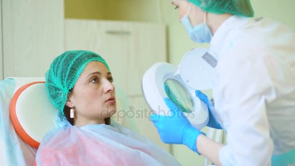 Cosmetologia médico feminino revisão de sua paixão na clínica médica — Vídeo de Stock