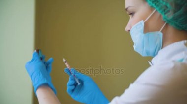 Kozmetik doktor erkek Botox tıp enjeksiyon closeup için hazırlanıyor