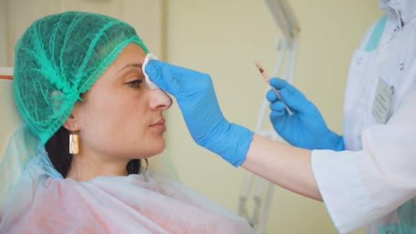 Cosmetología doctor mujer hace botox medicina inyectable a su paciente en clínica médica — Vídeos de Stock