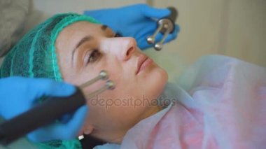 Kozmetik doktor kadın Tıp Merkezi closeup hastasını tedavi yordam bulunur