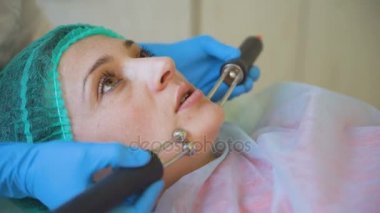 Kozmetik doktor kadın Tıp Merkezi closeup hastasını tedavi yordam bulunur