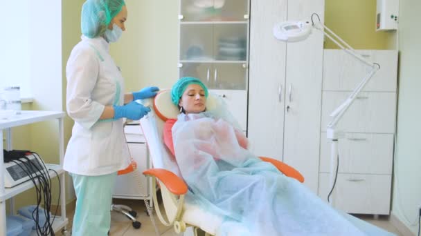 Kosmetologie Ärztin bereitet sich auf Behandlung ihrer Patientin im medizinischen Zentrum vor — Stockvideo