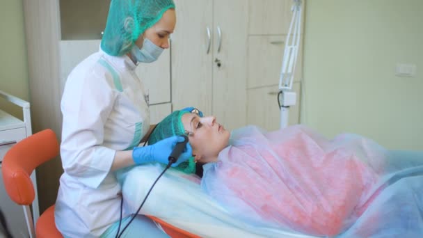 Cosmétologie médecin femelle fait procédure de traitement son patient dans le centre médical — Video