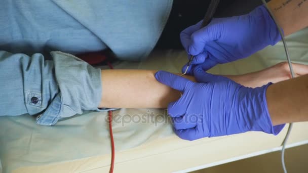 Dermatologista médico fazendo tratamento no braço do paciente — Vídeo de Stock