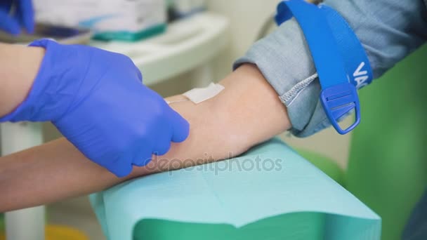 Enfermera recogiendo una sangre de un paciente — Vídeos de Stock