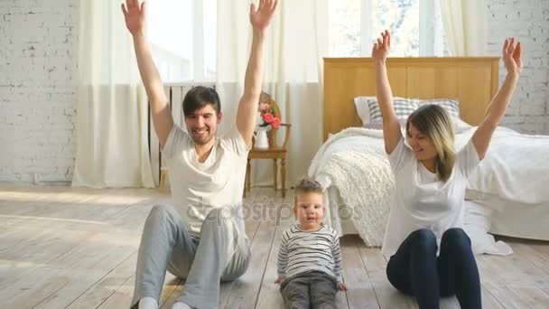 家庭做体操锻炼在卧室里在家里-健康生活教育 — 图库视频影像